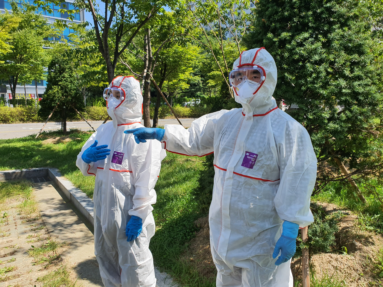 메르스 발생 대응 현장훈련에서, 참가자가 보호복을 착용한 모습. [서울시 제공]