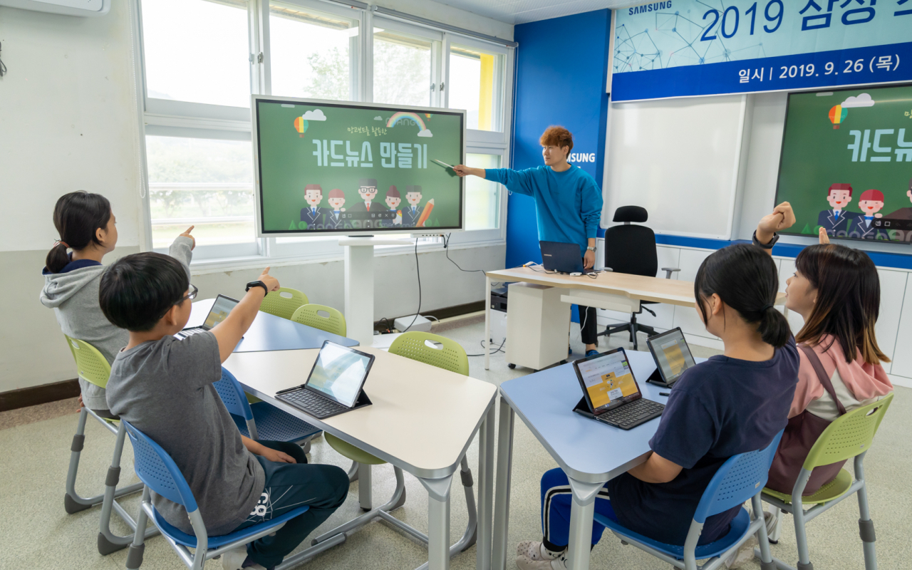 전남 화순 천태초등학교에서 교사와 학생들이 ‘삼성 스마트스쿨’을 활용해 수업하고 있다.[삼성전자 제공]