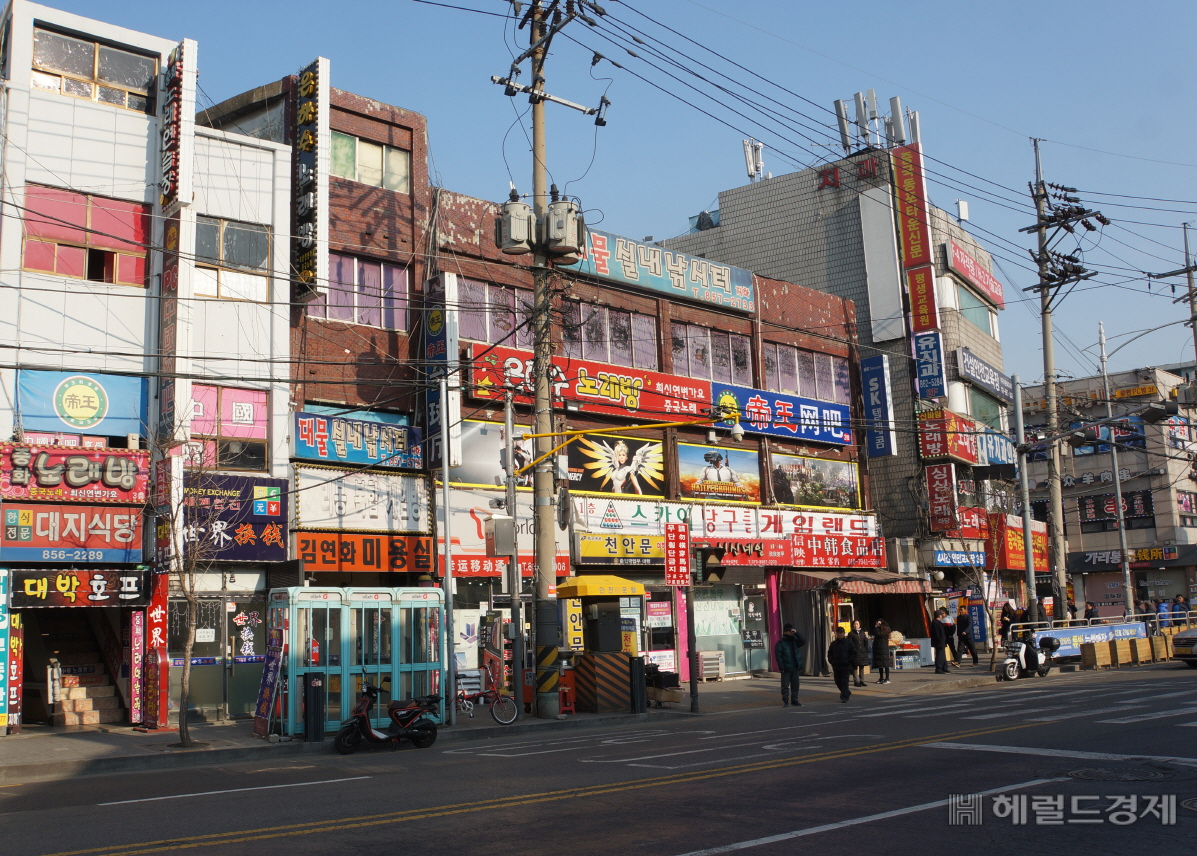 간판개선 사업 이전 구로동로의 모습. 간판들이 어지럽게 내걸려 있다. [구로구 제공]