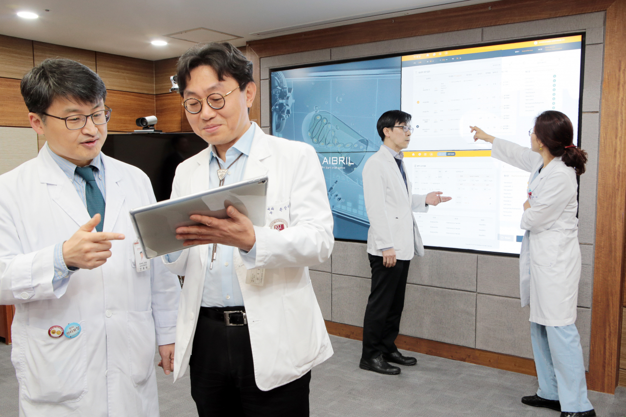 고려대학교 안암병원의 AI센터 손장욱 센터장과 연구진들