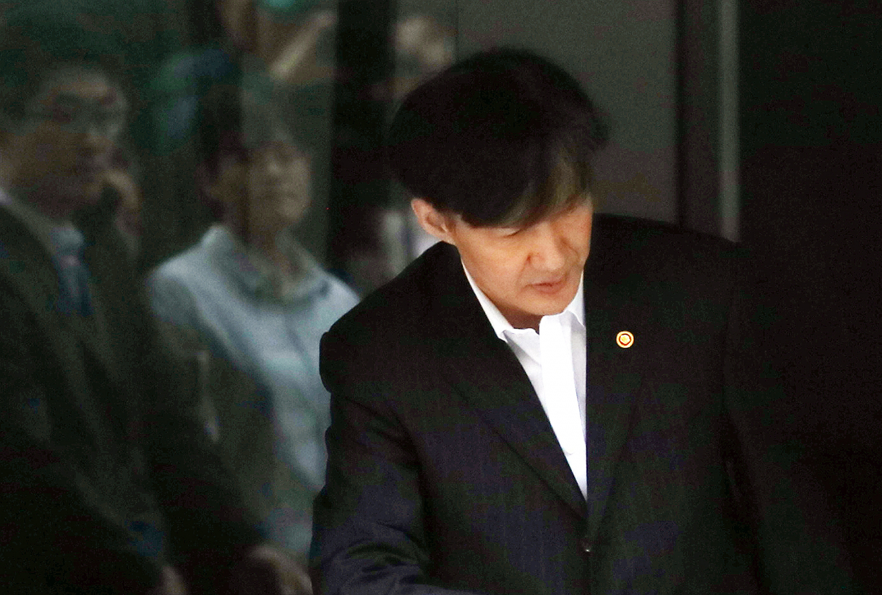 조국 법무부 장관이 27일 오전 서울 서초구 자택을 나서고 있다. 연합뉴스