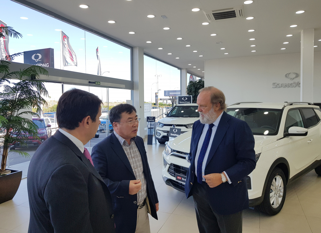 예병태 쌍용차 대표이사(가운데)가 현지 대리점 관계자들과 대화를 나누고 있다. [쌍용차 제공]