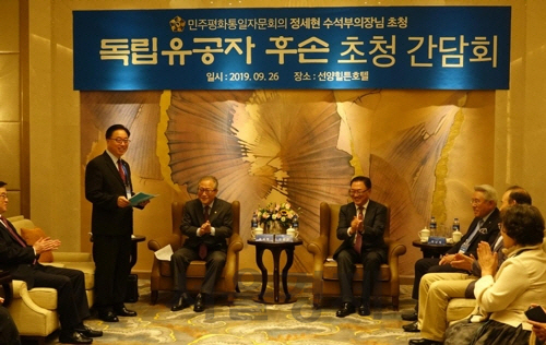 정세현 민주평화통일자문회의(민주평통) 수석부의장은 26일 중국 랴오닝성 선양(瀋陽)에서 독립유공자 후손들과 가진 간담회에서 리커창(李克强) 중국 총리가 작년 5월 한중일 정상회의 때 문재인 대통령에게 중국 랴오닝성 단둥에서 북한을 거쳐 서울로 연결되는 고속철도 건설을 제안했다고 밝혔다. [연합]