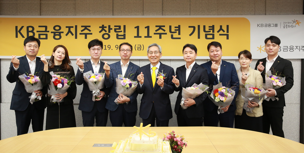 윤종규 KB금융지주 회장이 27일 서울 여의도 KB국민은행 본점에서 창립11주년 기념식을 하고 직원들과 기념촬영을 하고 있다. [KB금융지주 제공]