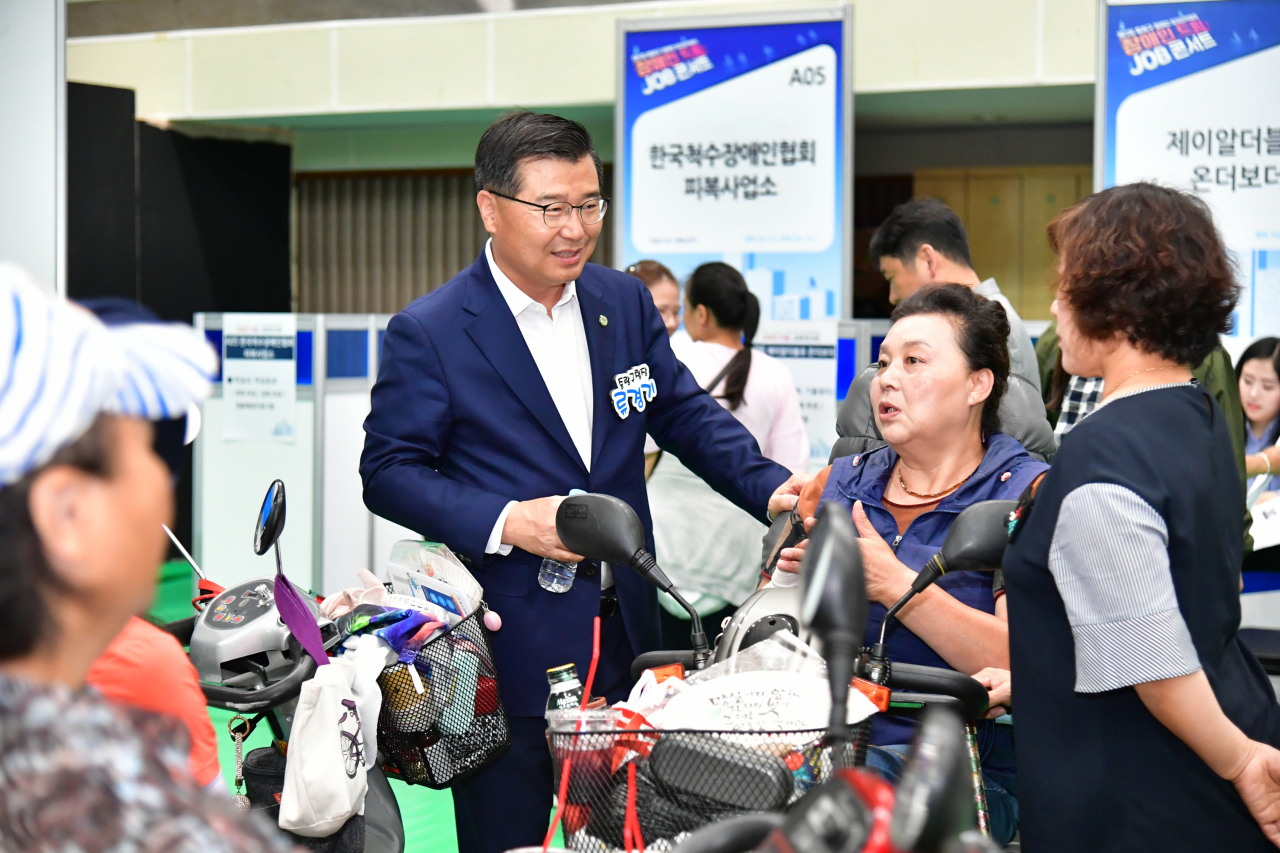 류경기 중랑구청장이 지난 6월 개최된 ‘제1회 중랑구 장애인 일자리박람회’에서 참여자와 장애인 일자리에 관한 이야기를 나누고 있다. [중랑구 제공]
