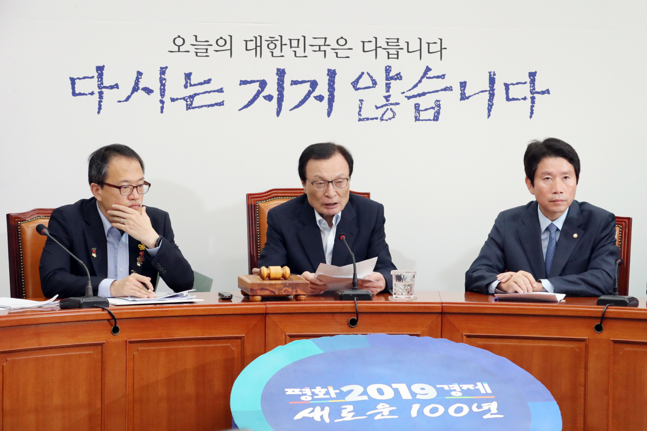 더불어민주당 이해찬 대표(가운데)가 27일 오전 국회에서 열린 최고위원회의에서 발언하고 있다. [연합]