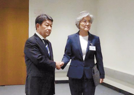 강경화 외교부 장관이 지난 26일(현지시간) 제74차 유엔총회 참석 계기에 미국 뉴욕 유엔본부에서 모테기 도시미쓰 일본 신임 외무상과 상견례를 겸한 한일 외교장관 회담을 진행하고 있다. [연합]