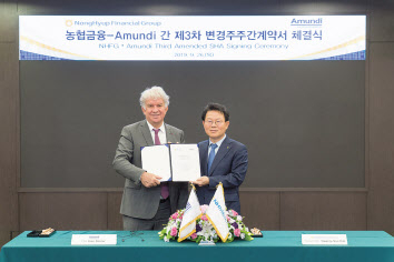 김광수 농협금융 회장(오른쪽)과 이브 페리에 아문디 회장이 26일 계약서에 서명 후 기념촬영을 하고 있다. [NH농협금융 제공]