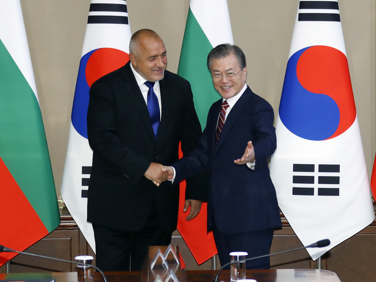문재인 대통령이 27일 오전 청와대에서 보이코 보리소프 불가리아 총리와 정상회담을 열기에 앞서 기념촬영을 한 뒤 자리를 안내하고 있다. 보리소프 총리는 문 대통령의 초청으로 공식 방한했으며, 불가리아 총리가 방한한 것은 이번이 처음이다. [연합]