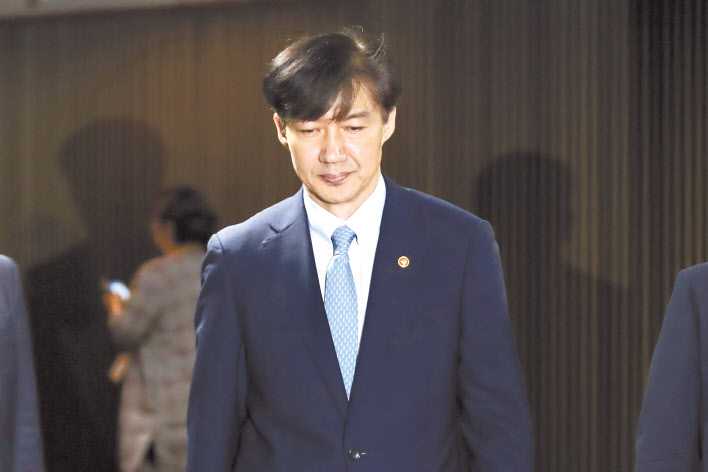 조국 법무부 장관이 26일 국회서 열린 정치 분야 대정부질문이 정회되자 회의장 밖으로 나서고 있다. 연합