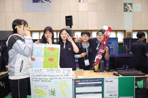 삼성물산 주니어물산아카데미 부천 내동중 ‘메이커 축제’에 참여한 학생들이 스스로 제작한 제품과 서비스를 소개하고 있다. [삼성물산 제공]