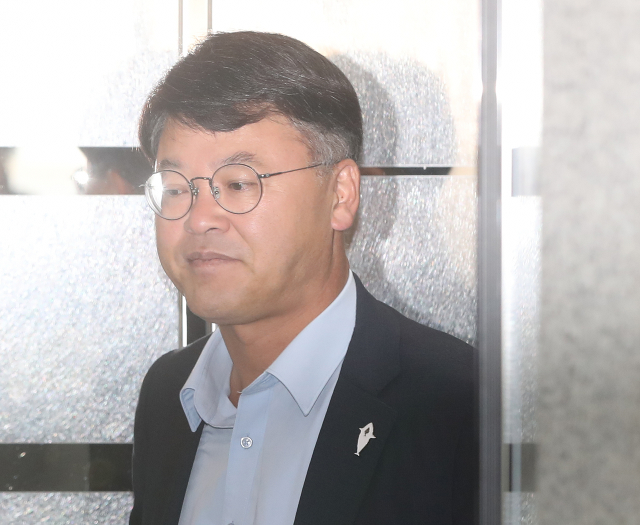 정치자금법 위반 등의 혐의로 재판에 넘겨진 김진규 울산 남구청장이 27일 오전 울산지법에서 열리는 선고 공판에 참석하기 위해 엘리베이터를 타고 있다. [연합]