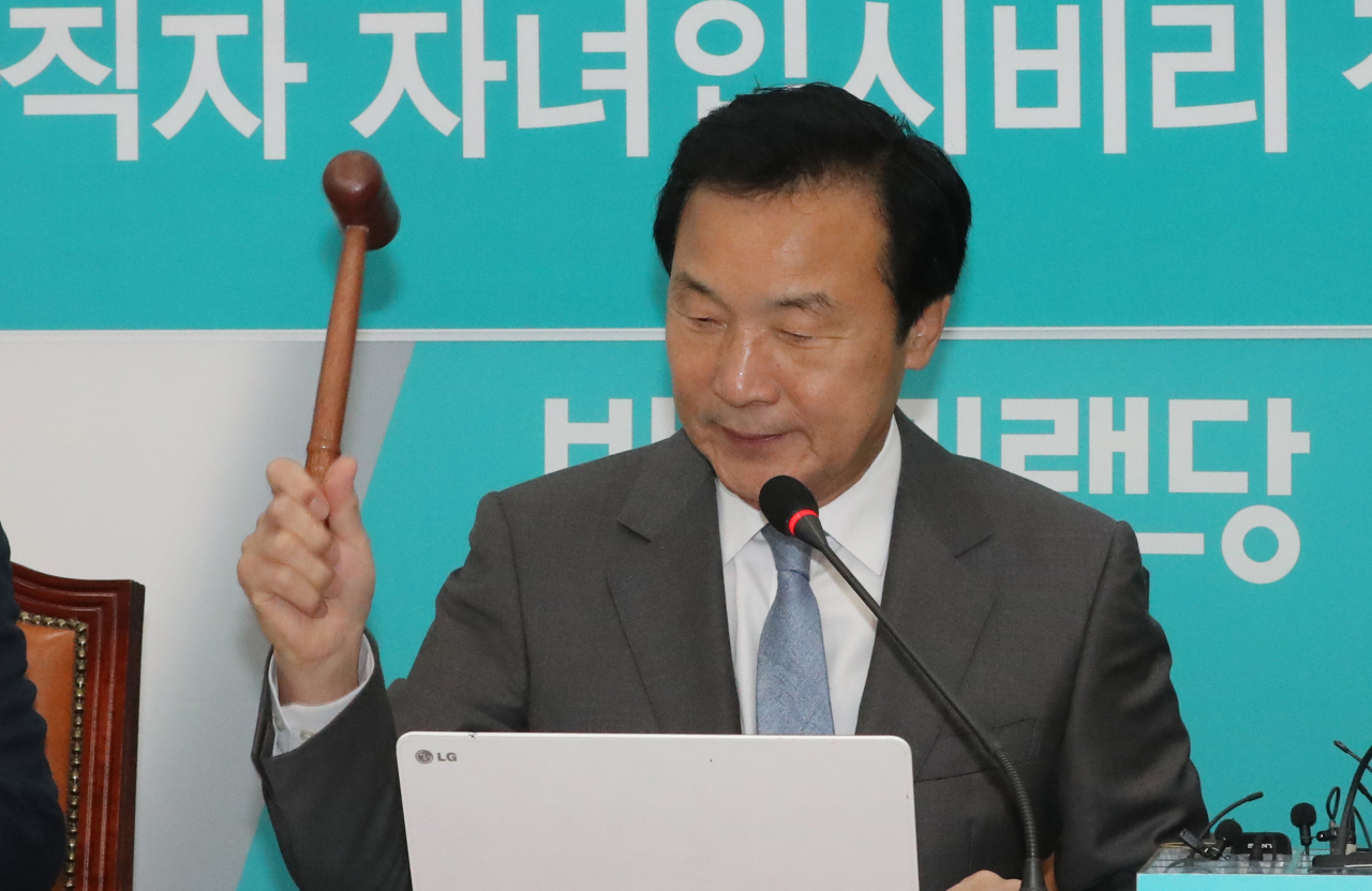 손학규 바른미래당 대표가 27일 오전 국회에서 열린 최고위원회의에서 의사봉을 두드리고 있다. [연합]