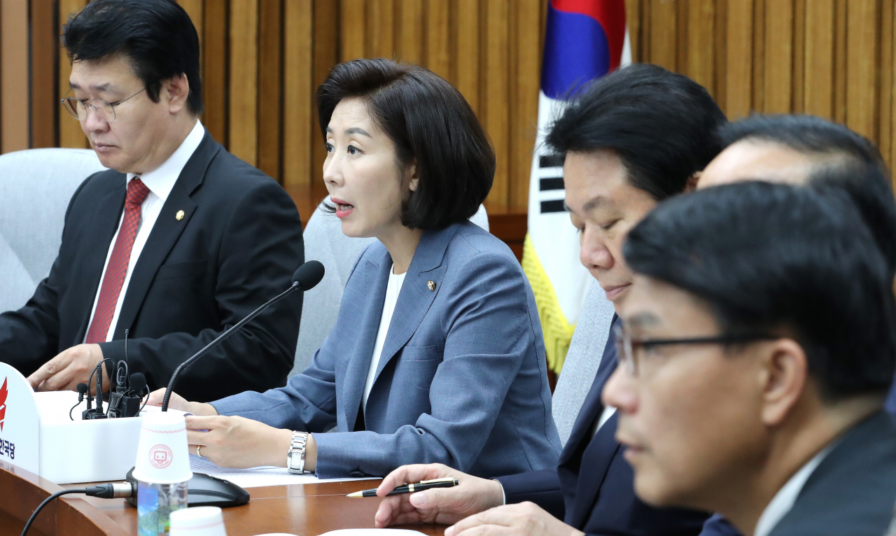 나경원 자유한국당 원내대표(왼쪽 두번째)가 27일 오전 국회에서 열린 원내대책회의에서 발언하고 있다. [연합]