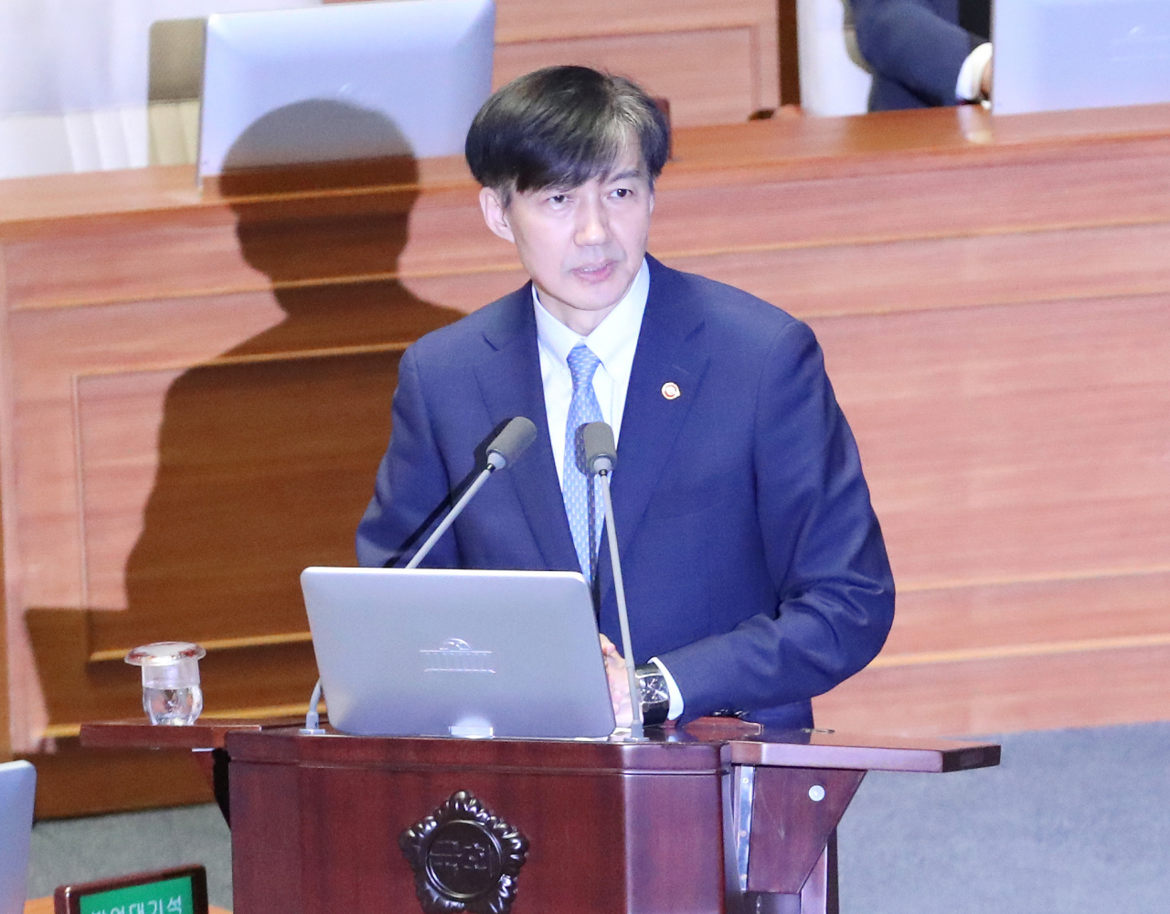조국 법무부 장관이 26일 오후 국회 본회의에 출석, 자유한국당 권성동 의원 질의에 답하고 있다. [연합]
