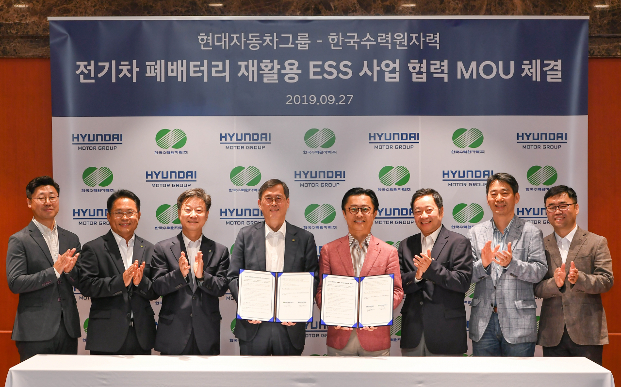 한국수력원자력 정재훈 사장(가운데 왼쪽)과 현대차그룹 전략기술본부장 지영조 사장(가운데 오른쪽)이 협약 체결식 후 관계자들과 기념사진을 찍고 있다. [현대차제공]