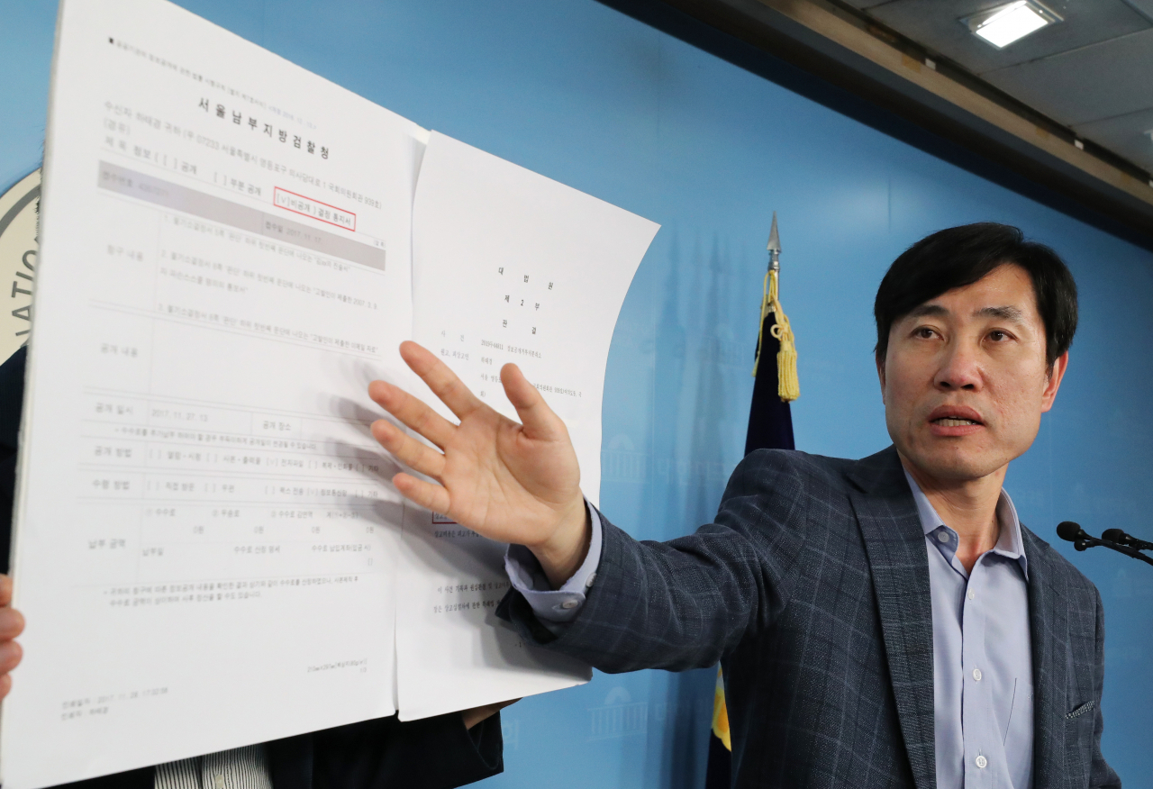 하태경 바른미래당 의원이 27일 오후 국회 정론관에서 문재인 대통령의 아들 준용 씨와 관련한 기자회견을 하고 있다. [연합]
