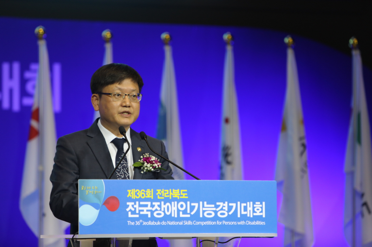 임서정 고용노동부 차관이 27일 전주시 그랜드힐스텐 호텔에서 진행된 제 36회 전국 장애인기능경기대회 폐회식에서 인사말을 하고 있다. [한국장애인고용공단 제공]