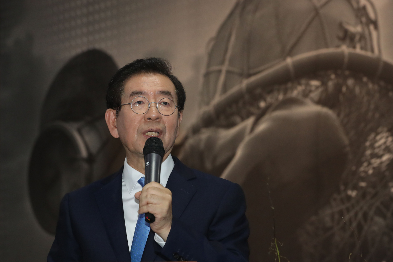 박원순 서울시장. 23일 오후 서울 중구 서울시청 시민청 시티갤러리에서 열린 제주 해녀 사진 특별전 ‘서울의 품에 제주를 담다’ 기념 행사에서 박 시장이 기념사를 하고 있다. [연합]