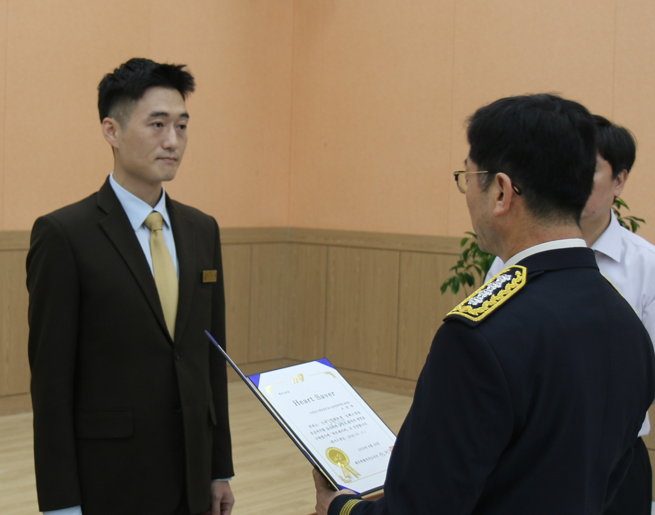 지난 26일 서귀포소방서에서 하트세이버로 선정된 부영그룹 제주부영호텔&리조트 소속 오관세 주임. [부영그룹 제공]
