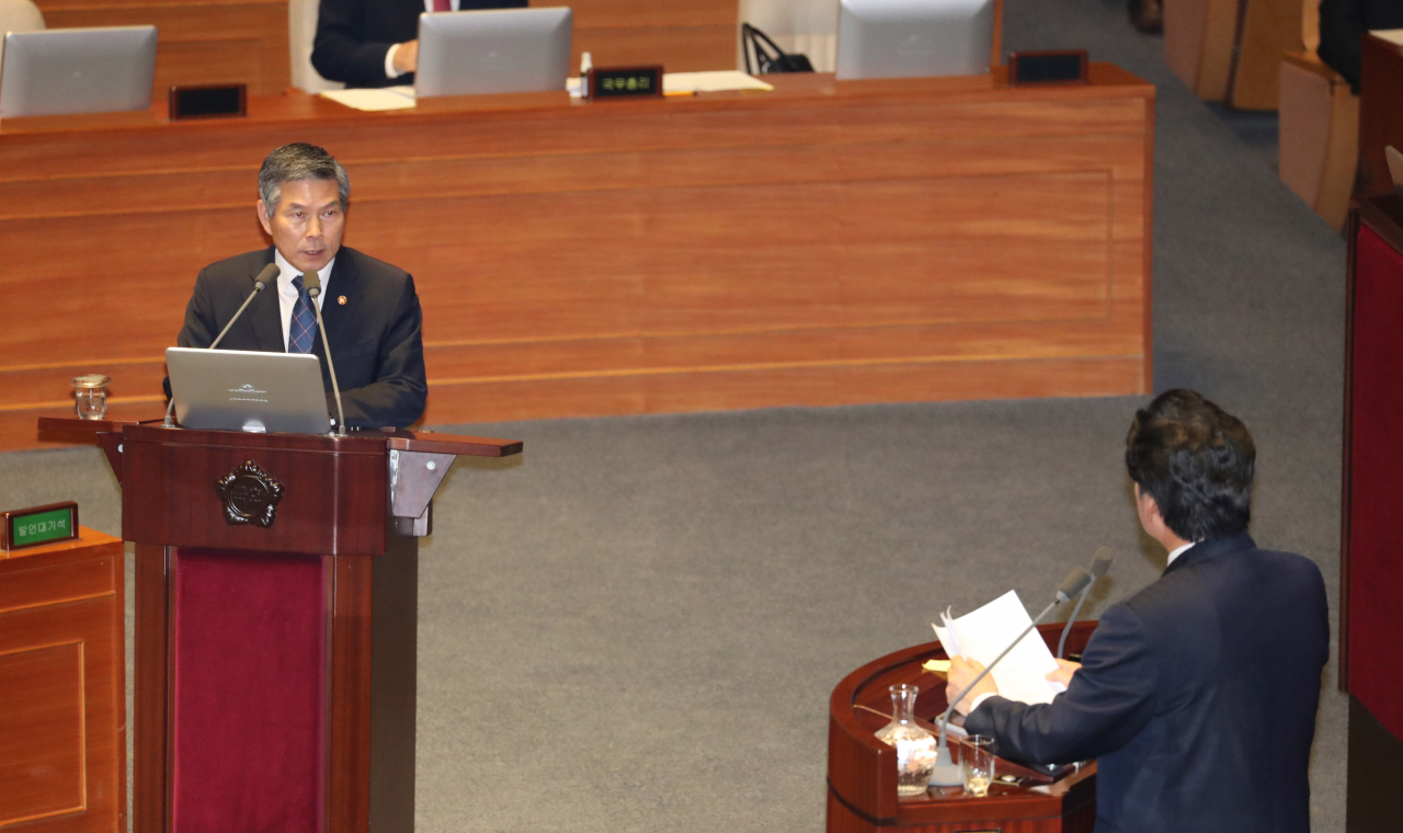 정경두 국방부 장관이 27일 오후 열린 국회 본회의에서 자유한국당 원유철 의원의 외교·통일·안보 분야 대정부질문에 답변하고 있다. [연합]