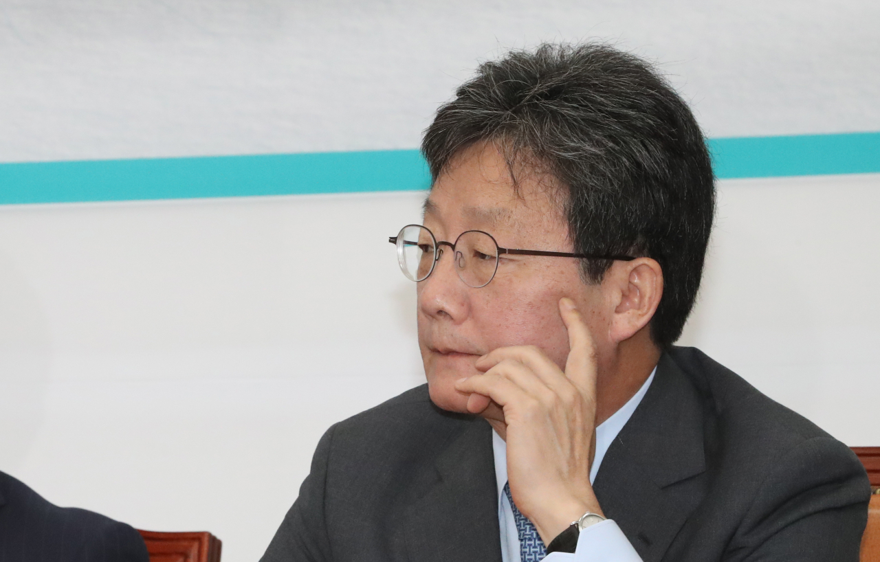 유승민 바른미래당 전 대표가 27일 오전 국회에서 열린 긴급의원총회에서 의원들의 발언을 듣고 있다. [연합]