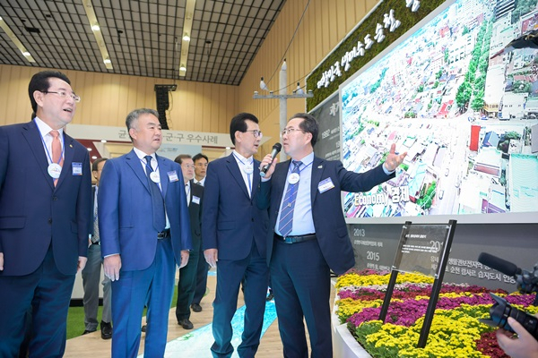 허석 순천시장이 순천시 홍보관에서 브리핑하고 있다. 사진 왼쪽부터 김영록 전남지사, 송재호 균형발전위원장, 이시종 충북지사, 허 시장. [사진=순천시]