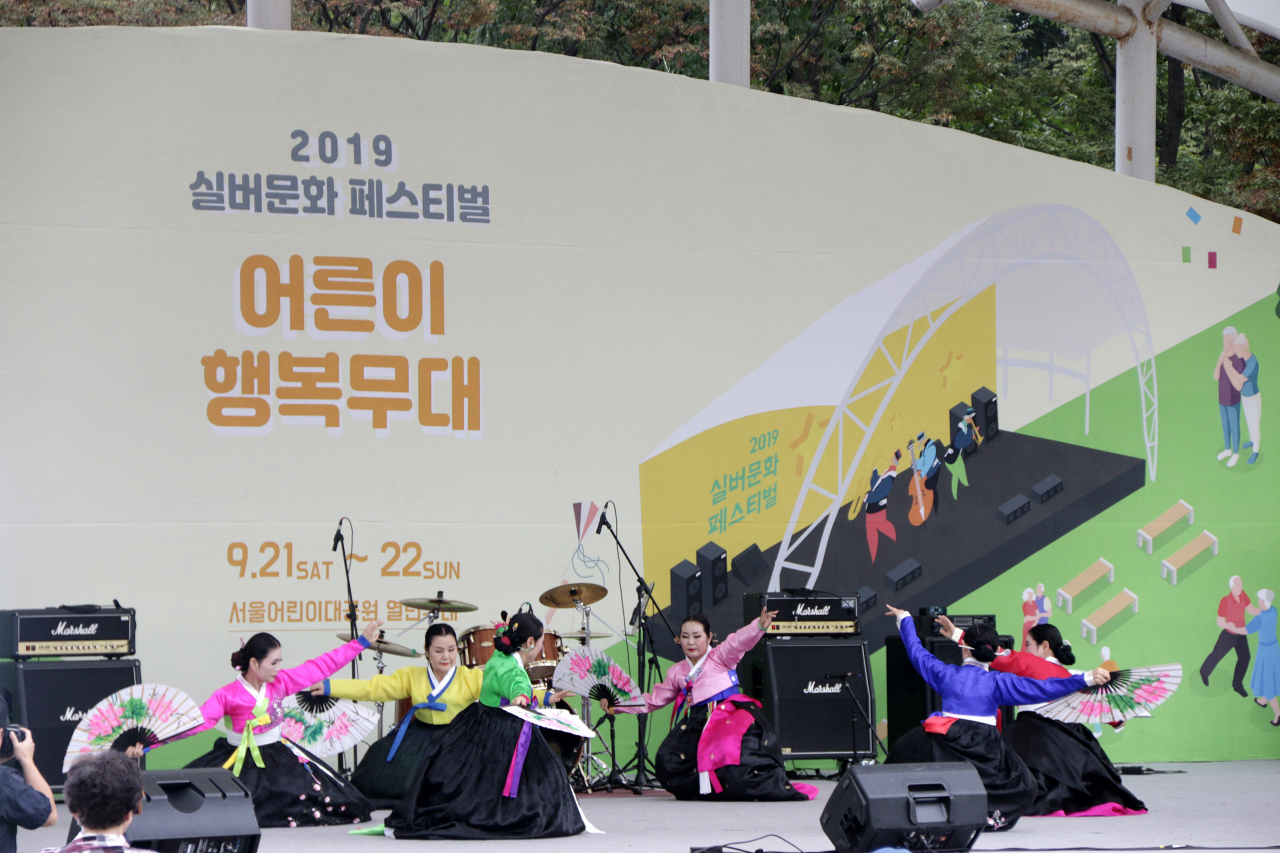 2019 실버문화 페스티벌 어른이 행복무대는 1,000여 명의 어르신들이 참가해 재능을 뽐냈다.