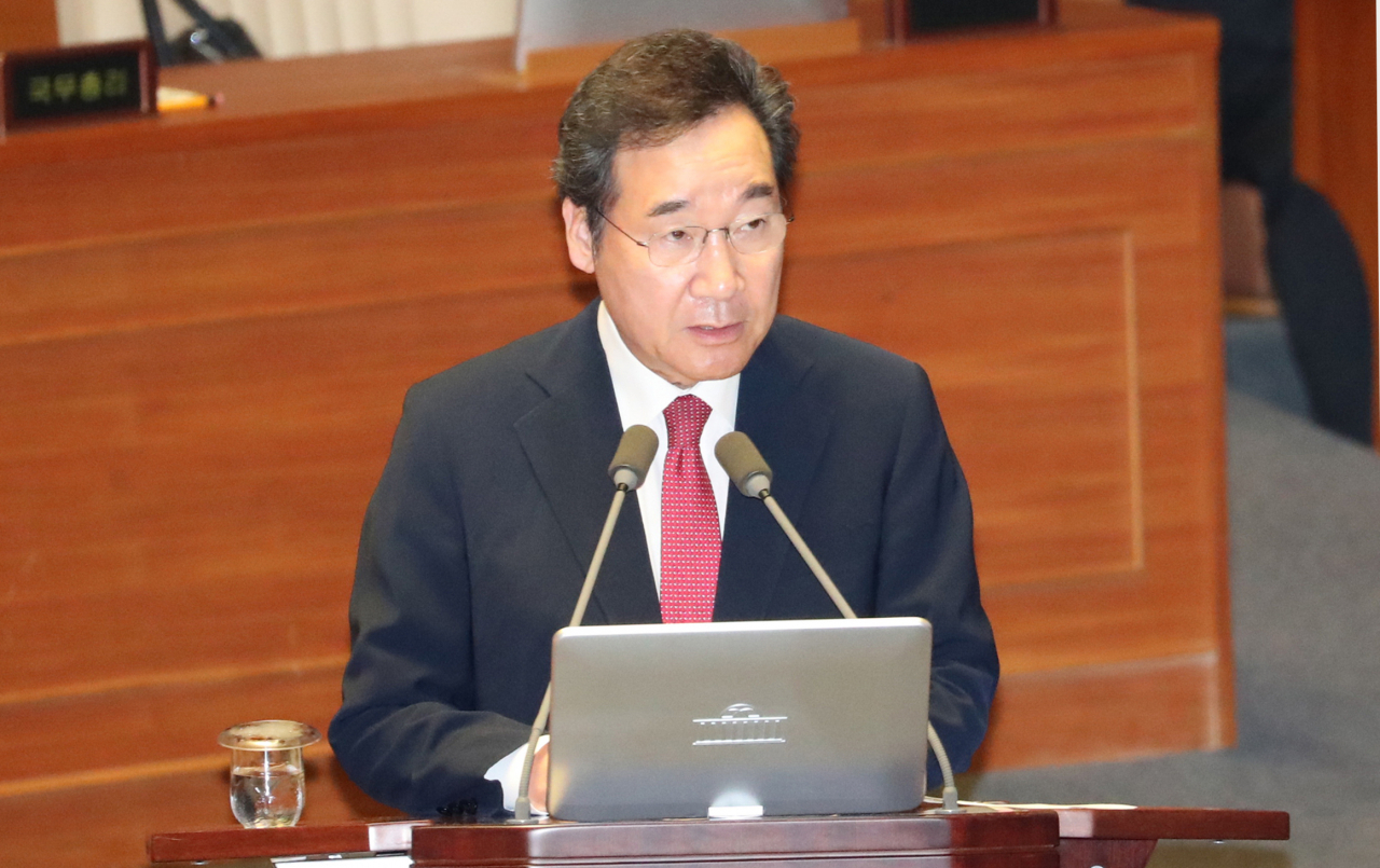 이낙연 국무총리가 27일 열린 대정부질문에서 답변하고 있다. 연합