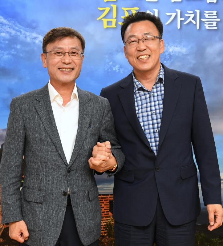 정하영 김포시장〈왼쪽〉이 27일 최종원 한강유역환경청장과의 감담회를 마치고 기념 포즈를 취하고 있다.〈사진제공 김포시〉
