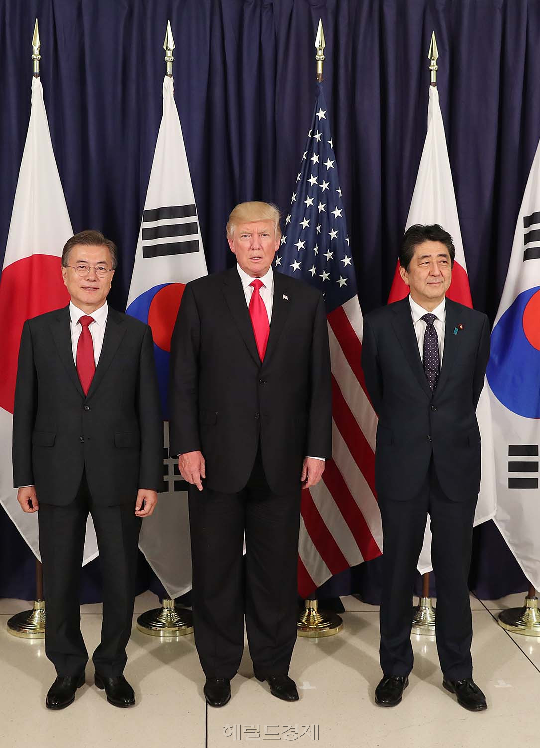 미국 국무부는 26일(현지시간) 한국과 일본이 과거보다는 미래를 향해 나가야 한다는 입장을 밝혔다. 지난 2017년 7월 독일 함부르크 주요 20개국(G20)정상회의 계기에 만난 한미일 정상. [헤럴드DB]