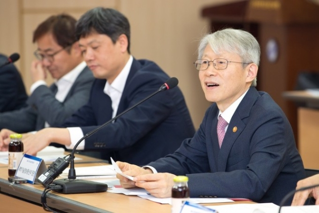 최기영 과학기술정보통신부 장관이 27일 오후 서울 종로구 KT광화문빌딩 국가과학기술자문회의 대회의실에서 열린 '제8회 과학기술관계장관회의' 를 주재 하고 있다. [과기정통부 제공]