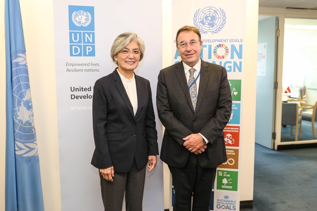 Foreign Minister Kang Kyung-wha (L) and United Nations Development Programme chief Achim Steiner pose for picture before talks in New York on Sept. 27, 2019, in this photo provided by South Korea's foreign ministry. (PHOTO NOT FOR SALE) (Yonhap)