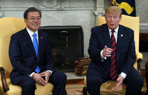 South Korean President Moon Jae-in (left) and US President Donald Trump (Yonhap)