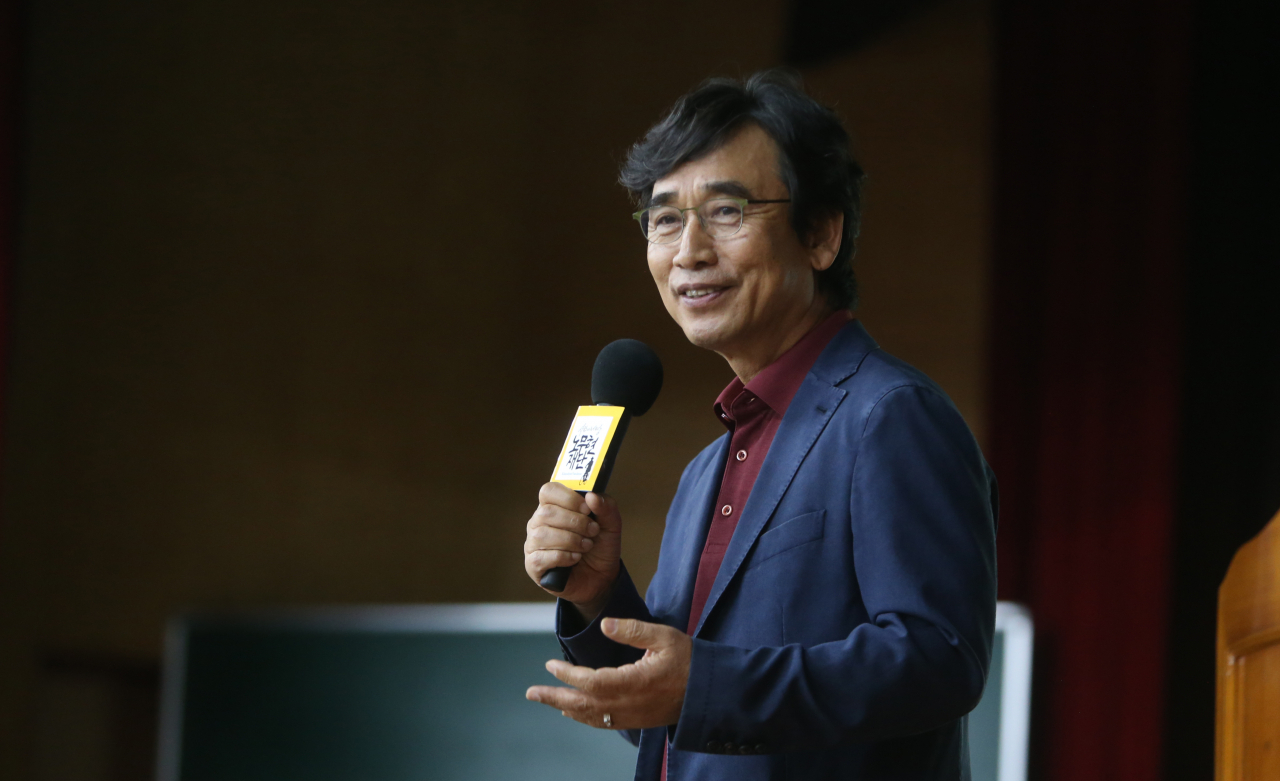 사람사는세상 노무현재단 유시민 이사장이 28일 오후 경남 창원시 경남도교통문화연수원에서 ‘언론의 역할’을 주제로 강연하고 있다. [연합]