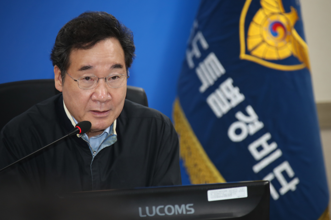 이낙연 국무총리가 일요일인 29일 오전 인천 해양경찰청 서해5도특별경비단을 방문해 아프리카돼지열병(ASF) 관련해 축산물의 밀반입과 불법 조업 등 단속과 검역현황을 보고 받은 후 발언하고 있다.［연합］
