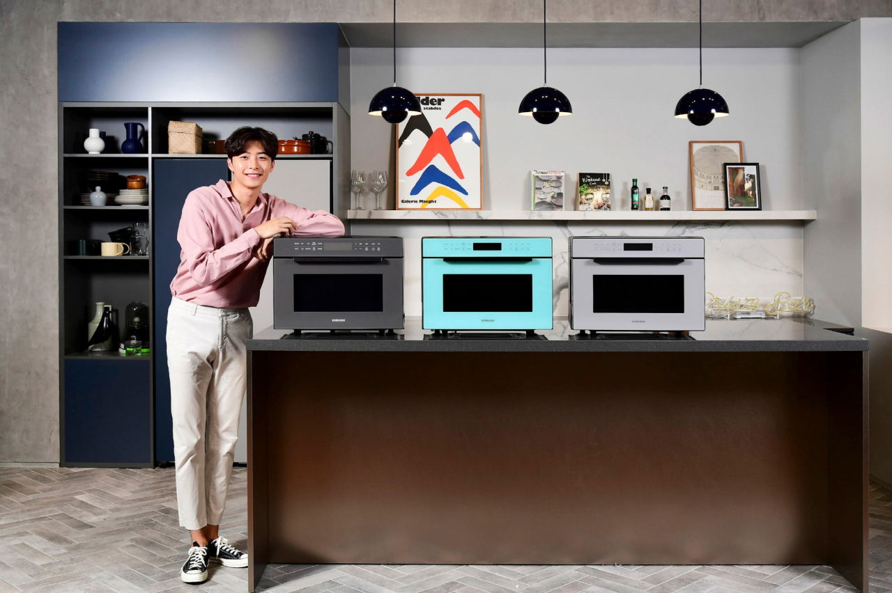 삼성전자 모델이 디지털프라자 강남본점 5층에 위치한 라이프스타일 쇼룸 #ProjectPRISM에서 ‘2019년형 직화오븐’ 신제품을 소개하고 있다.[삼성전자 제공]