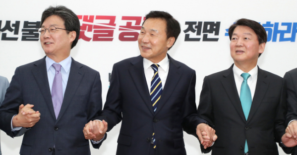 손학규(가운데) 전 국민의당 상임고문이 지난해 5월 3일 오전 국회에서 바른미래당 6·13 지방선거 중앙선거대책위원장을 수락 후 유승민(왼쪽) 공동대표, 안철수(오른쪽) 인재영입위원장과 손을 잡은 후 기념촬영을 하고 있다.[연합]