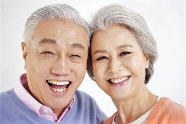 건강하고 밝은 노인 부부의 삶.