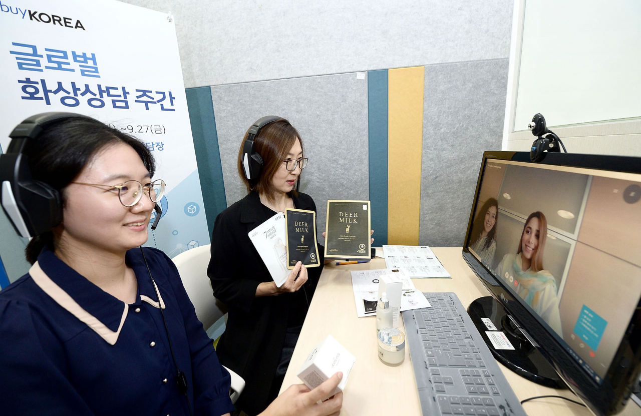 KOTRA가 24일부터 한 주 동안 개최한 ‘글로벌화상상담주간’ 행사에서 우리 참가기업과 해외 바이어가 온라인으로 화상상담을 하고 있다. [KOTRA 제공]