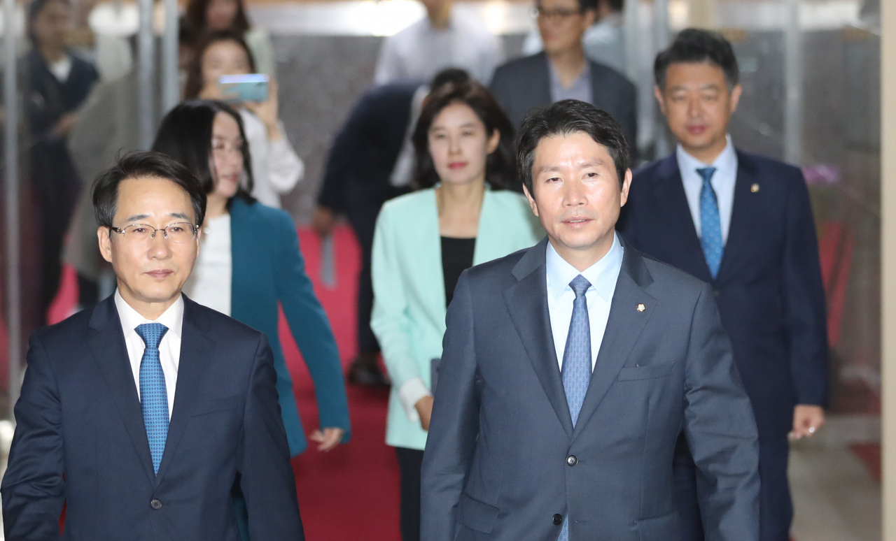 더불어민주당 이인영 원내대표 등 원내대표단이 지난 26일 자유한국당 소속 이주영 국회 부의장의 일방적 본회의 정회에 대한 항의방문을 하기 위해 27일 오전 국회의장실로 향하고 있다. 연합뉴스