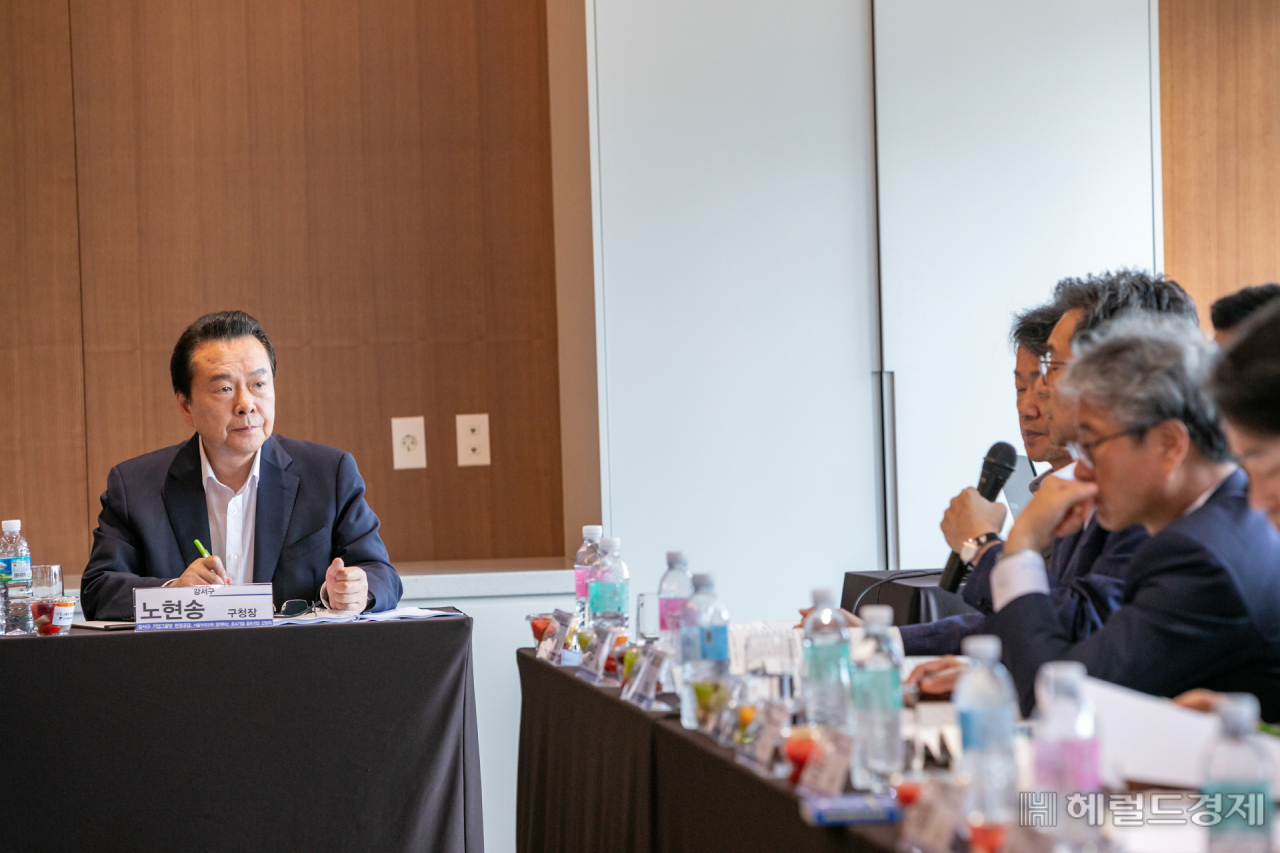 노현송 강서구청장이 기업 간담회에서 기업들의 애로사항을 듣고 있다. [강서구 제공]