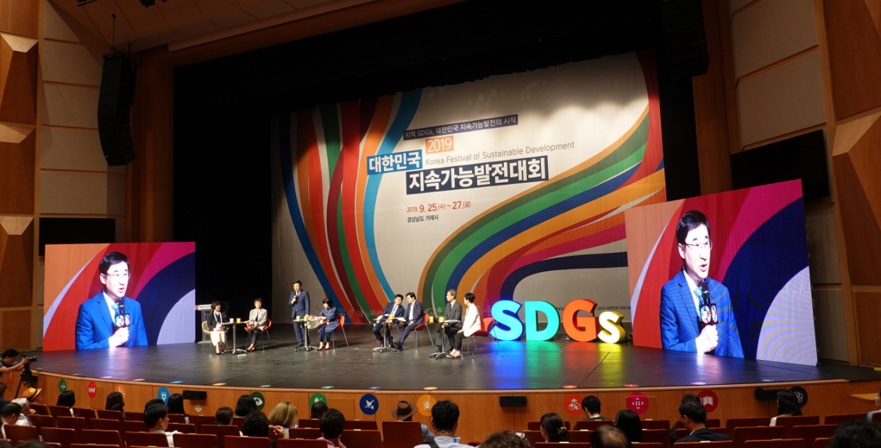 지난 25일 경상남도 거제시에서 개최된 2019 대한민국 지속가능발전대회에서 지속가능발전목표(SDGs) 정상라운드테이블에 참여한 이동진 도봉구청장. [도봉구 제공]