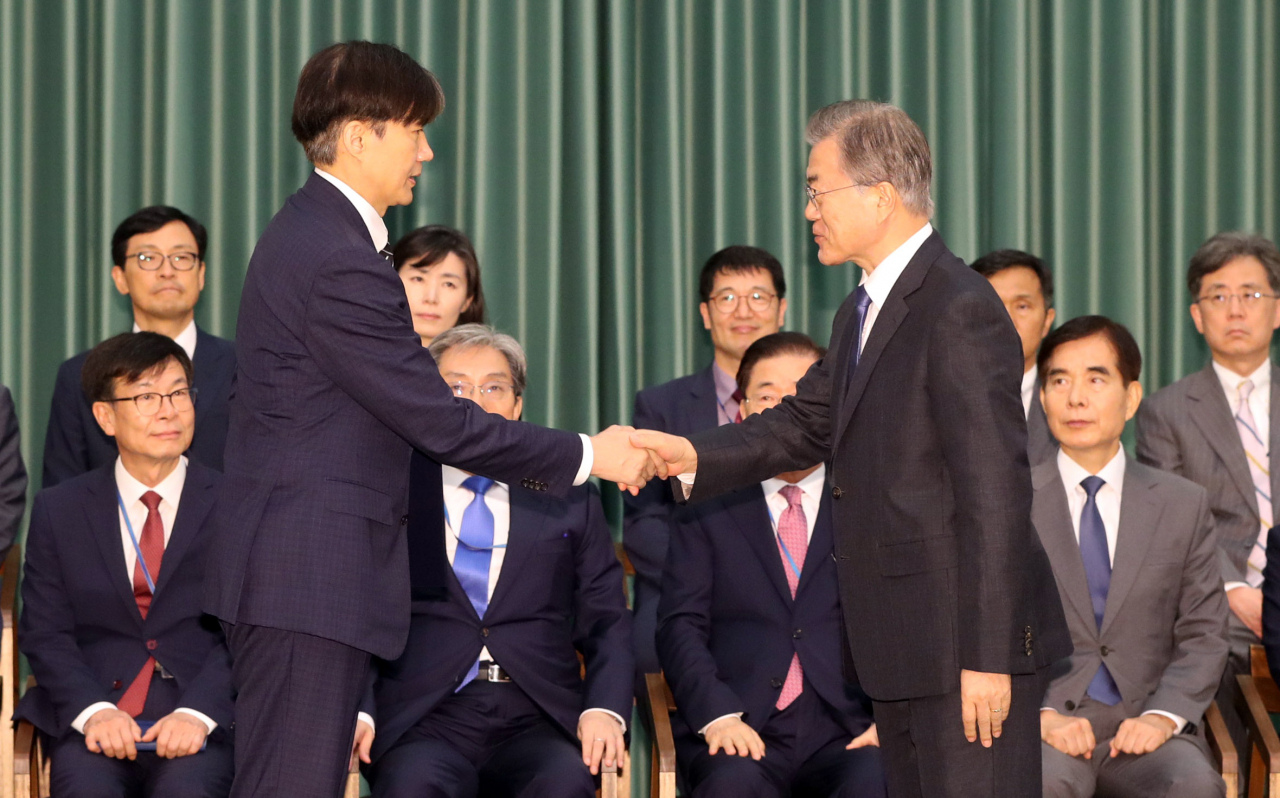문재인 대통령이 지난 9일 청와대에서 조국 신임 법무부 장관에게 임명장을 수여하고 있다. [연합]