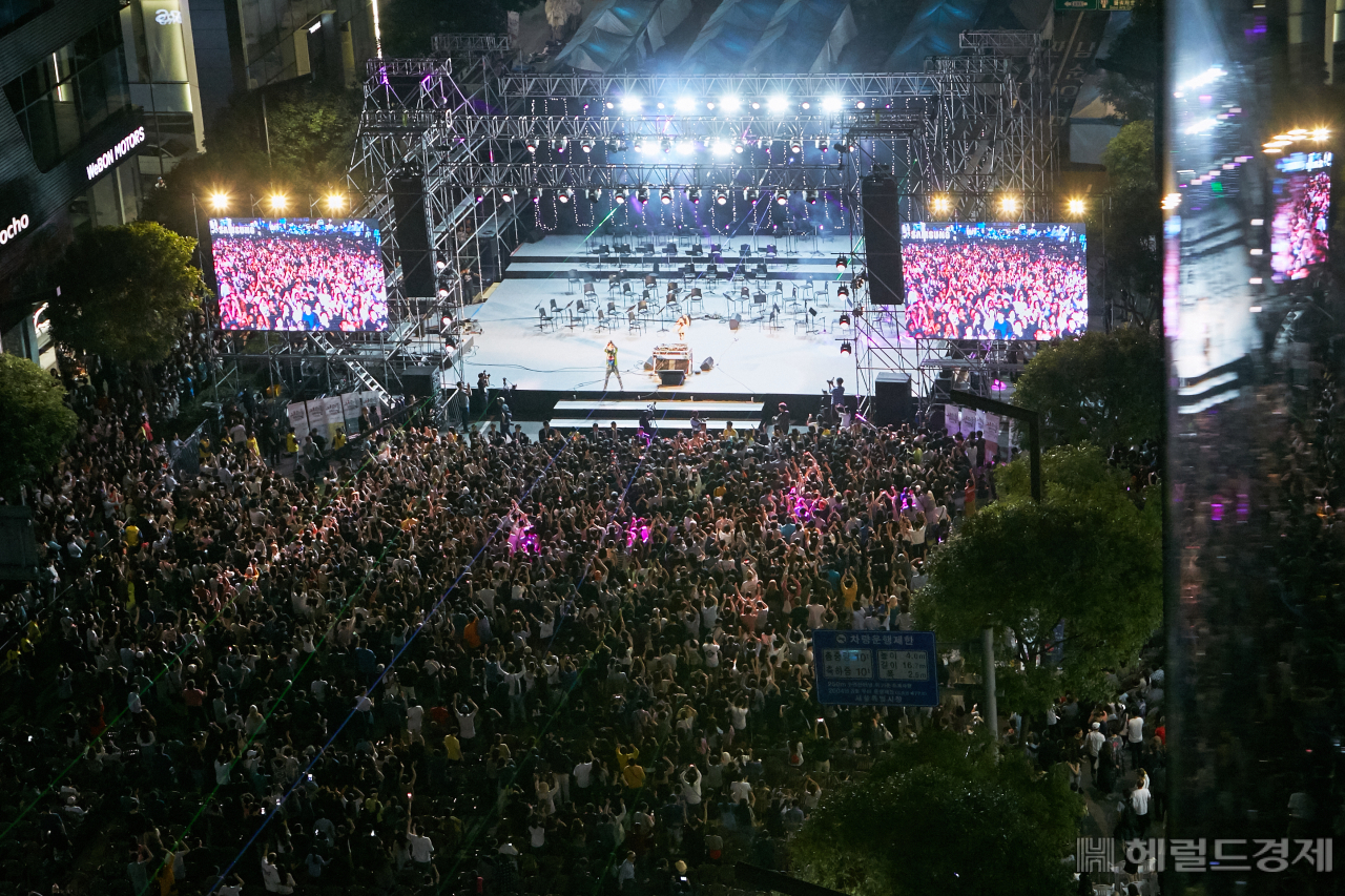 28일 반포대로서 펼쳐진 가수 김범수의 무대. [서초구 제공]