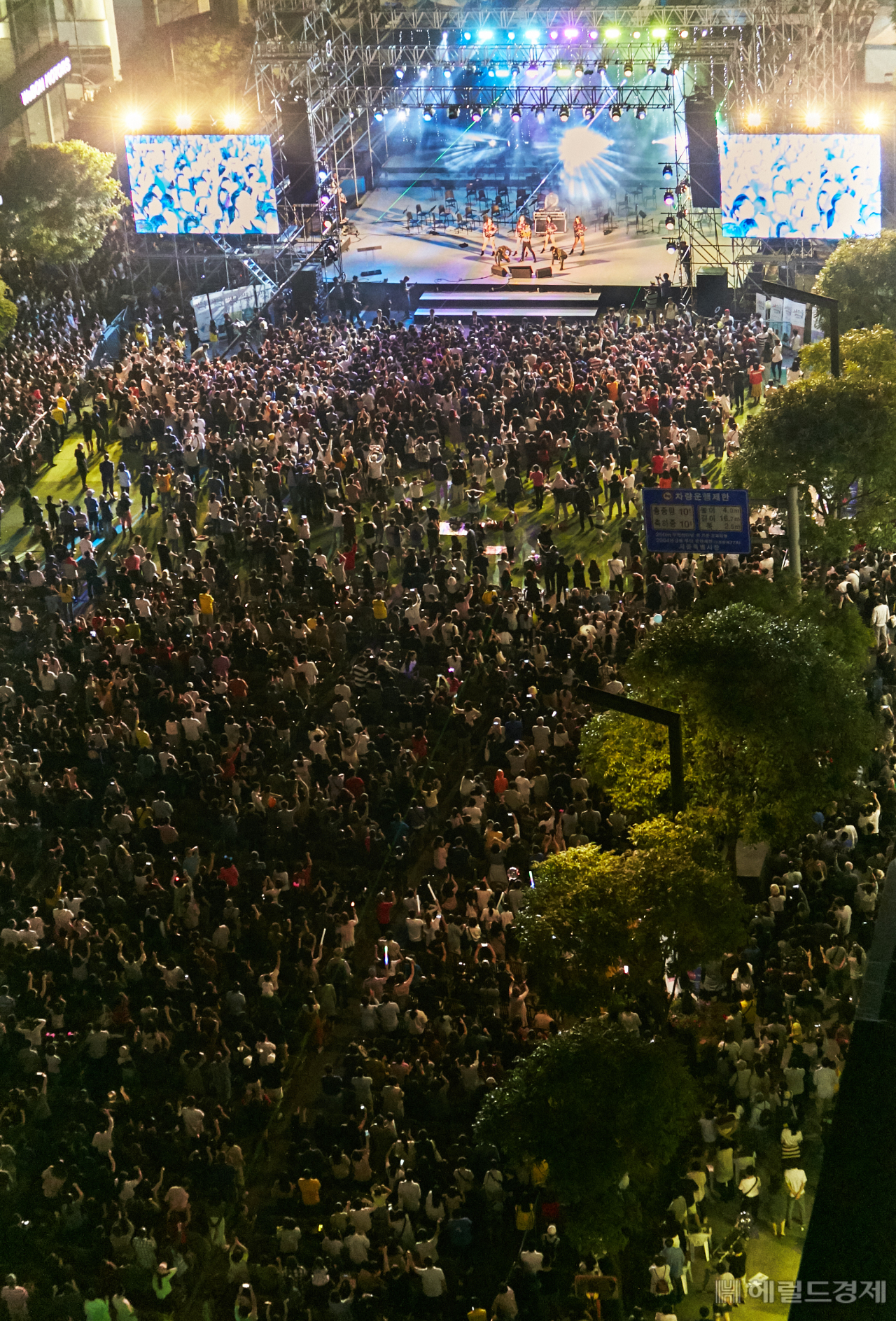 28일 반포대로서 펼쳐진 EDM쇼. [서초구 제공]