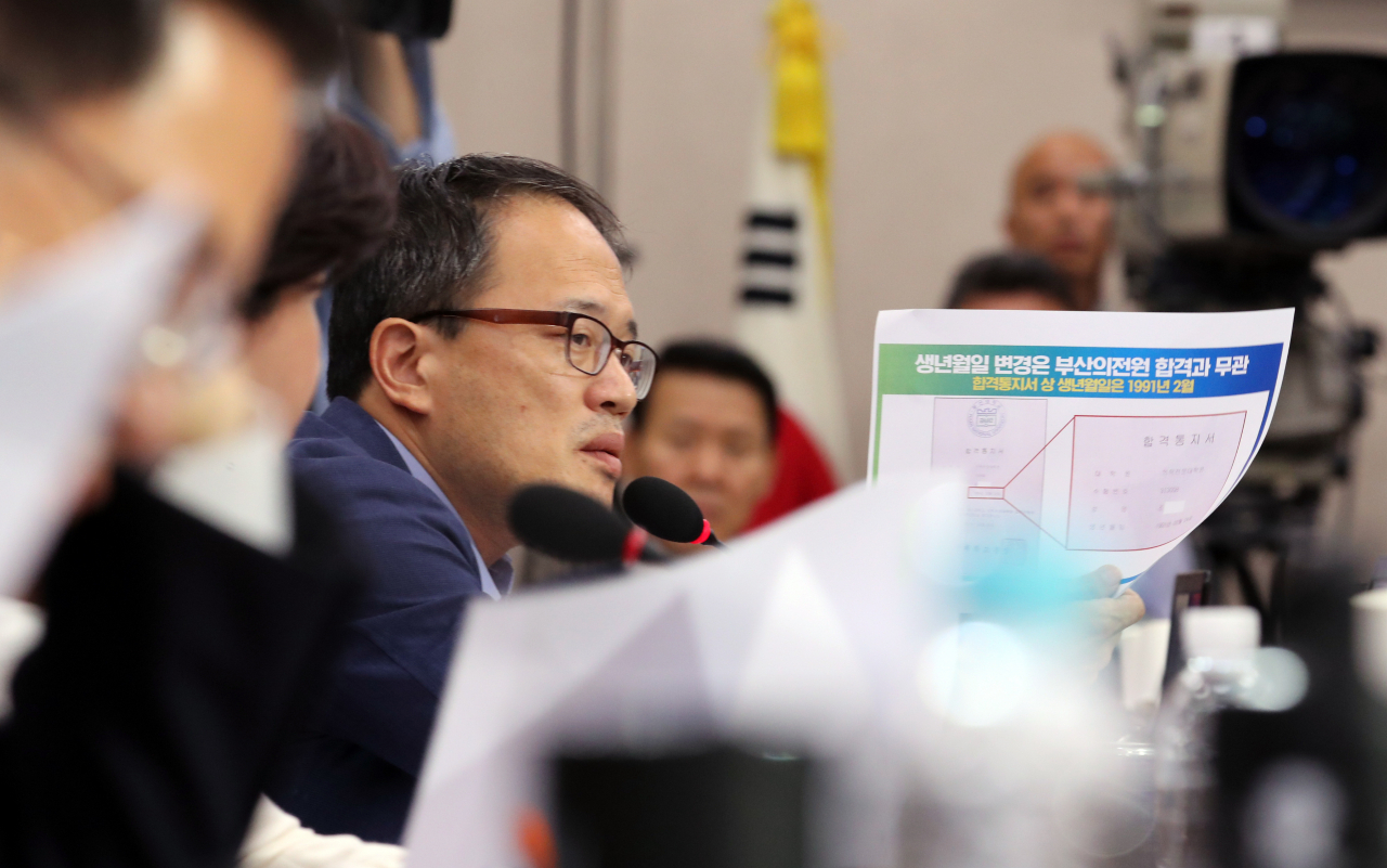 더불어민주당 박주민 의원이 6일 오후 속개된 국회 법제사법위원회 인사청문회에서 조국 법무부 장관 후보자에게 질의하고 있다. 연합뉴스