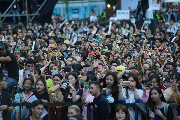 한국관광문화대전 K-POP공연을 즐기는 베트남 한류팬들.