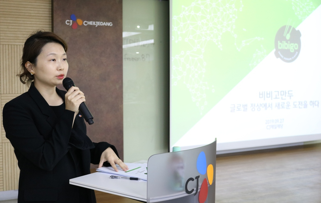 김숙진 CJ제일제당 냉동혁신팀장이 지난 27일 인천냉동식품 공장에서 가진 기자간담회에서 비비고 만두의 국내 및 글로벌 전략에 대해 발표하고 있다. [CJ제일제당 제공]