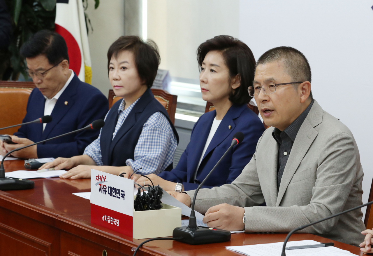 황교안 자유한국당 대표(오른쪽)가 30일 오전 국회에서 열린 최고위원회의에서 발언하고 있다. [연합]